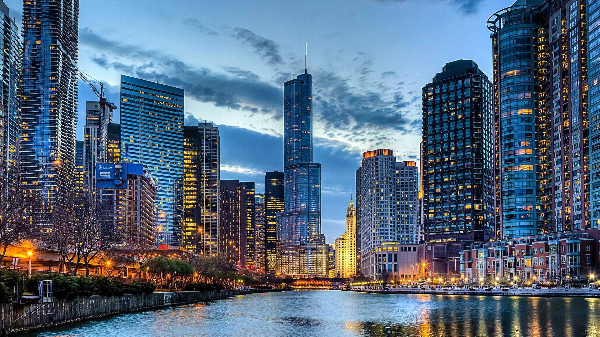 Chicago River and skyline at dusk